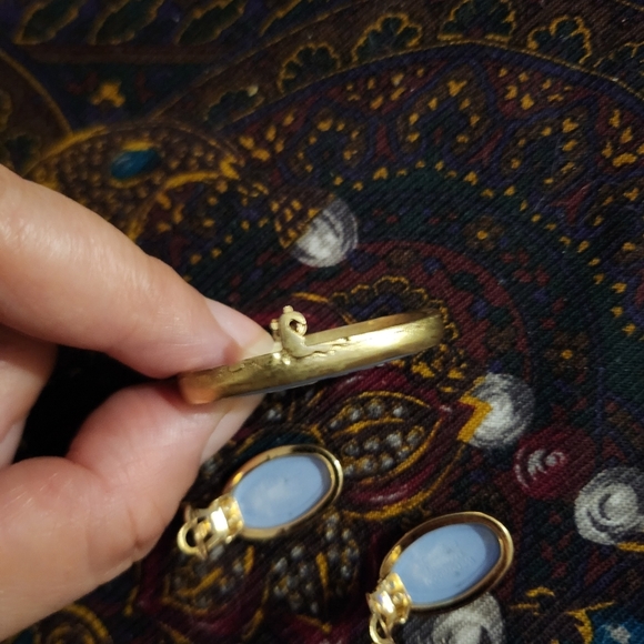 Wedgwood set Vintage brooch and clip on earrings - Picture 9 of 9